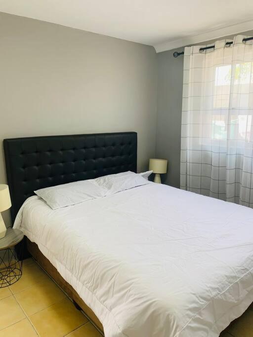 Spaciousnetflix#wifi#parking#centralwinefarms#mall Apartment